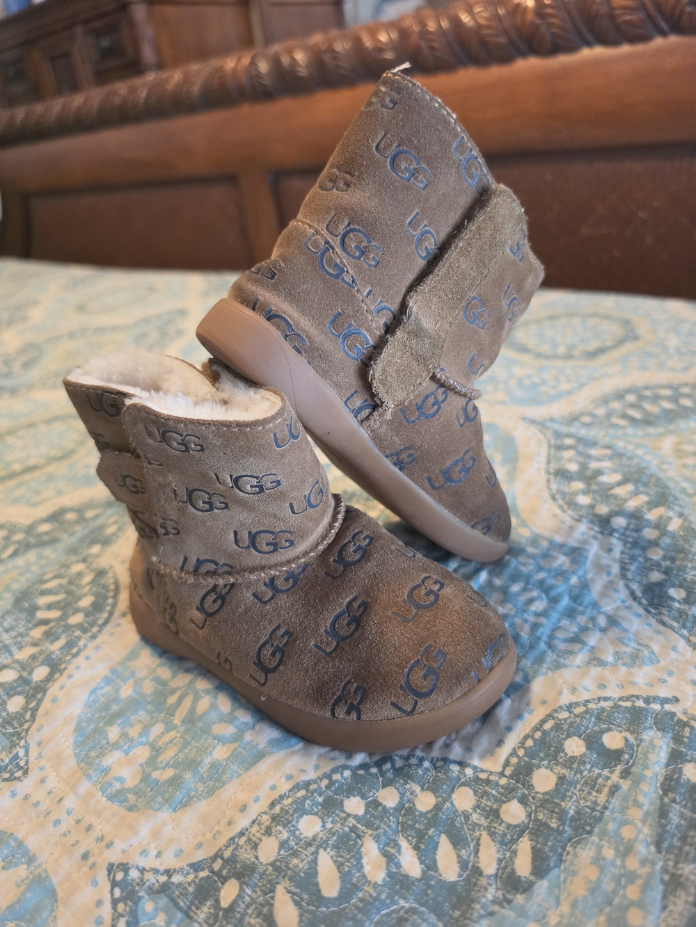 UGG Keelan Toddler Boots 8 Chestnut Suede All Over Embossed Logo Shearling Boot
